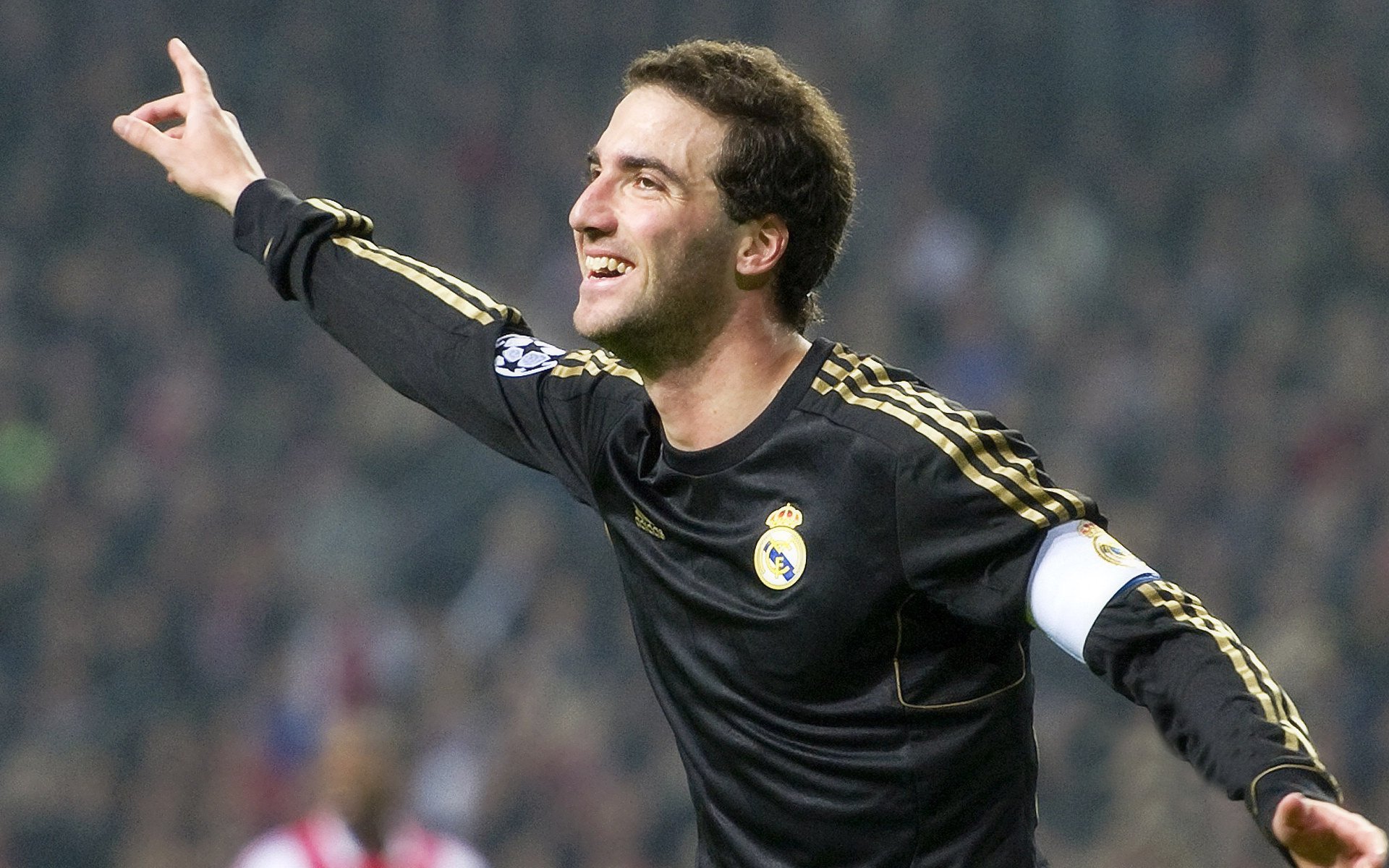 足球赛事裁判使用可穿戴设备进行监测，足球比赛裁判用具